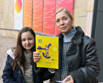 3月10日下午，退休销售主管Michèle带着正在学芭蕾舞的小孙女一起到法国南部普罗旺斯大剧院观赏神韵演出。（关宇宁/大纪元）