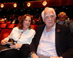 3月10日晚，新泽西州Middlesex郡犹太联合会主席Lee Livingston和太太Elaine观看了神韵纽约艺术团在林肯中心大卫寇克剧院的精彩演出。（卫泳／大纪元）