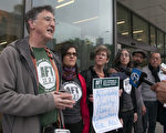 3月10日，旧金山市立大学教工工会主席蒂姆‧奇利柯里（Tim Killikelly，左）宣布，教工们以92%的高票同意罢工。（周凤临／大纪元）