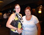 小学教师Jo Connolly（左一）和母亲一起在澳大利亚悉尼Lyric剧院观看了2016年3月11日晚的神韵演出。（纪芸／大纪元）