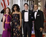 周四（3月10日）晚，美国总统奥巴马夫妇在白宫举办国宴宴请来访的加拿大总理特鲁多伉俪，蜜雪儿再次选中华人设计师吴季刚设计的礼服。
(Olivier Douliery-Pool/Getty Images)