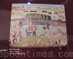 在故宫南院S304 织品文化展厅“绚丽多姿—院藏南亚服饰特展”中展出的《蒙兀儿皇室出巡图》，是印度18世纪后半的作品。（蔡上海／大纪元）