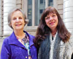 3月12日， 已退休的Susan Kohley和自己最亲密的好友Laura Marcellus一起观赏了神韵巡回艺术团在美国伊利诺伊州罗克福德市科罗纳多艺术表演中心的最后一场演出。（李辰／大纪元）