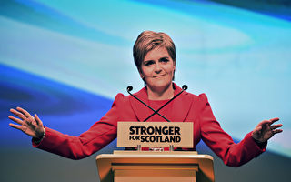 蘇格蘭首席大臣施特金今天表示，擁有歐盟會員的身分對蘇格蘭有利，如果公投決定英國脫離歐盟，蘇格蘭將會宣布離開英國，以獨立會員國的身分加入歐盟。圖為2016年3月12日，蘇格蘭格拉斯哥，施特金在蘇格蘭民族黨春夏發布會上演講。(Jeff J Mitchell/Getty Images)