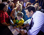 3月12日，美共和黨總統參選人盧比奧在佛州舉行競選造勢集會上，與支持者在一起。(Mark Wallheiser/Getty Images)