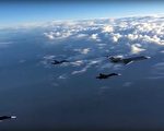 俄羅斯國防部的視頻顯示，第一組俄國戰機開始從敘利亞赫梅敏空軍基地開始撤離。（AFP）