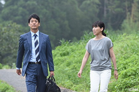 唐澤壽明(左)下鄉拍戲面臨「蟲蟲危機」,右為劇中同事麻生久美子。(緯來日本台提供) 唐澤壽明(左)下鄉拍戲面臨「蟲蟲危機」,右為劇中同事麻生久美子。(緯來日本台提供)