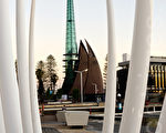 西澳首府珀斯新景點伊麗莎白碼頭，斯班達（Spanda）雕塑不遠處的鐘樓（Swan BellTower)。（周鑫／大紀元）