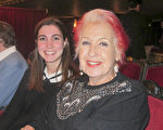 西班牙著名媒体人Rosa Maria Calaf女士3月17日晚观看了神韵演出。（麦蕾/大纪元）