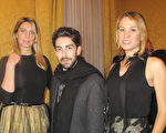 3月17日晚，西班牙時尚女模特Roser Collell Dilme（右）、Vanesa Basanta（左）和Ulixēs Fernández García（中）結伴看神韻。（麥蕾／大紀元）