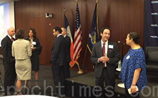紐約地產業人士在紐約法律學校探討市長關於可負擔住房的計畫。（施萍/大紀元）