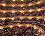 2016年3月18日晚9点开演前，西班牙巴塞罗那里西奥大剧院的观众热切等待神韵演出拉开帷幕。（文华／大纪元）