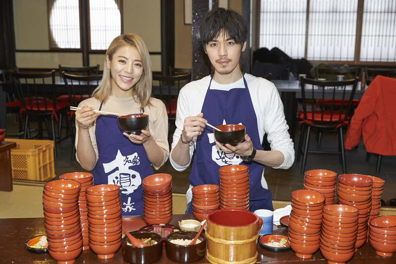 丁噹與安哲挑戰一口蕎麥麵。(相信音樂提供)