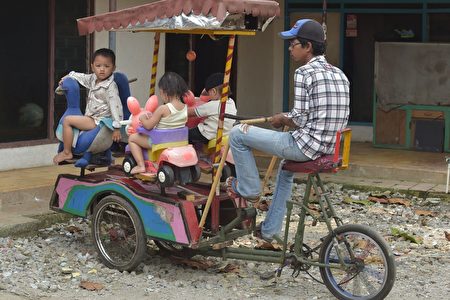 印尼雅加達行動遊樂園圓民貧區兒童夢。圖為旋轉木馬。(ADEK BERRY/AFP/Getty Images)
印尼雅加達行動遊樂園圓民貧區兒童夢。圖為旋轉木馬。(ADEK BERRY/AFP/Getty Images)