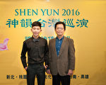 2016年3月20日中午台湾艺术大学广播电视学系讲师廖煜仁(右)带儿子一同饱览神韵的艺术飨宴。（王仁骏／大纪元）