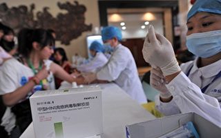 近日，山东公布庞某等非法经营疫苗案，问题疫苗波及全国24省市，涉案金额5.7亿元。图为北京民众正在接种疫苗。（AFP PHOTO）