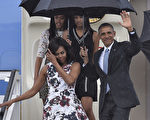 美國總統奧巴馬及夫人米歇爾、女兒瑪麗亞（後排左）和薩沙（後排右），3月20日下午乘坐空軍一號專機，抵達古巴首都哈瓦那，展開「破冰之旅」。(YURI CORTEZ/AFP/Getty Images)