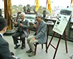 《北方澳傳奇》作者賴榮興（右）與79歲耆老陳武夫（左）共話當年，北方澳的過往風景歷歷在目。（曾漢東／大紀元）