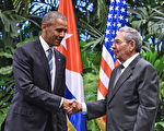 美國總統奧巴馬（左）和古巴總統勞爾．卡斯楚，今天在哈瓦那革命宮殿會談後，舉行記者會，雙方誓言將擱置歧見，共同追求奧巴馬所說的「新時代」。(NICHOLAS KAMM/AFP)