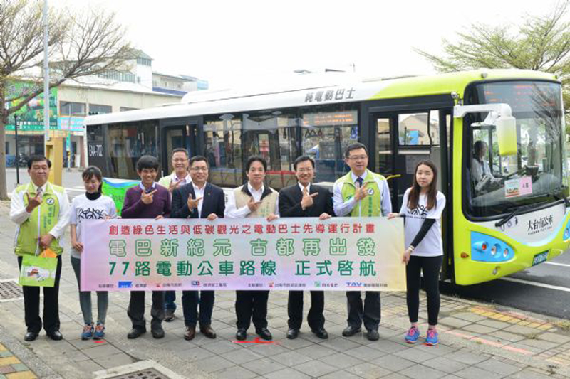 首辆电动公车上路台南迈进低碳城市 大纪元
