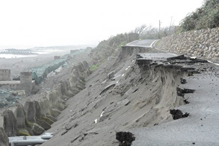 頭城鎮竹安里連接壯圍鄉的自行車道坍方情形。(陳歐珀提供) 頭城鎮竹安里連接壯圍鄉的自行車道坍方情形。(陳歐珀提供)