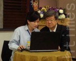 教育部長吳思華操作合作問題解決系統平台。（莊麗存／大紀元）