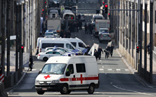 比利時首都布魯塞爾今晨（3月22日）發生致命恐怖襲擊，引發國際譴責。數小時後，武裝警察在布魯塞爾市中心逮捕兩名男子。(Carl Court/Getty Images)