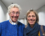 Catherine Carre女士（右）和母亲非常相信神韵传递的信息。（文华／大纪元）