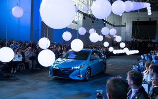 2016纽约国际车展内部新车发布会3月23日开启，为期两天的发布会将有20余家车厂现场揭开其最新车款的面纱。图为2017_丰田Prius Prime。（戴兵／大纪元）