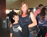 電視廣告腳本監製Jennifer Freudenberg和8歲的兒子Kyle一同觀賞了3月23日下午神韻在洛杉磯千橡市的第二場演出。（劉菲／大紀元）