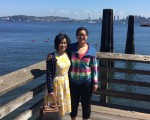 美国西雅图女孩毕晓萌（右）2015年6月和妈妈在美国西部合影留念。（毕晓萌提供）