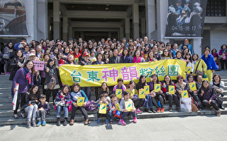 台东市长张国洲带了市府员工与市民共500人欣喜看神韵。（郑顺利／大纪元）