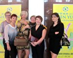 德國MAHLE公司捷克分公司的7位女士喜獲單位贈票（一人未入鏡），於3月26日下午觀賞了布爾諾的神韻演出。（麥蕾／大紀元）