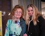 退休教师Jarmila Smutná和孙女Natalia Smutná非常喜欢神韵。（文华／大纪元）
