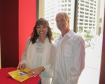 会计师Lucille Villapando（左）和朋友Bill Bindscio观看了2016年3月27日下午在圣地亚哥市政剧院（San Diego Civic Theatre）举行的神韵晚会。（李旭生／大纪元）