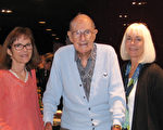 Anne Elliott女士（右）、姊妹和99岁的父亲一同看神韵演出。（方圆／大纪元）