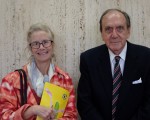 已退休的精神科專家Bruce Gray和好友Sharon Parker觀看了神韻巡迴藝術團在美國維吉尼亞州諾福克市克萊斯勒音樂廳（Chrysler Hall）的第三場演出。（析雨／大紀元）