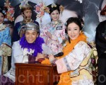演員楊怡和郭晉安28日在荃灣出席無綫活動宣傳新劇《末代御醫》。（宋祥龍／大紀元）