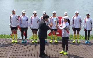 28日，全大运圣火交给体育署王汉忠主任秘书（左）。（台东大学提供）