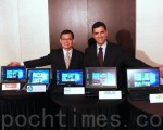 台灣微軟消費通路事業群總經理吳勝雄（左）、微軟OEM業務副總裁阿爾瓦羅‧賽利斯（Alvaro Celis）（右）。（陳懿勝／大紀元）
