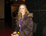 3月29日晚，企业主Rachel Davis女士在美国西维吉尼亚州查尔斯顿市Clay Center剧院观看了神韵巡回艺术团在当地的首场演出。（林南/大纪元）