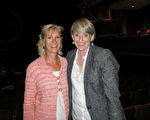 3月30日晚，西维吉尼亚州乡村水协会会长、执行董事Amy Swann女士（右）观看了神韵巡回艺术团在美国西维吉尼亚州查尔斯顿市的科雷艺术暨科学中心（Clay Center）剧院的演出。（林南／大纪元）