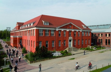 德國公立威爾道科技大學預科,讓學生完成一年課程後可直接進入大學就讀,享免學費福利。(圖:天下留學提供)
