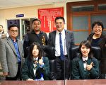 日中學生訪鹿港公所  登議事廳拍照留戀