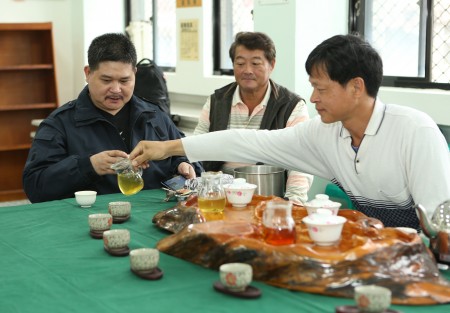 三星乡茶叶产销班长谢朝阳（右）现场品茗，行销三星优质的上将茶。（曾汉东／大纪元）