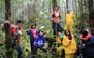 在太平山的濃密森林中手腳併用地穿梭、體驗樹木調查，是一個令人難忘的有趣經驗！（羅東林管處提供）