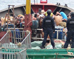 1艘大陸漁船在東沙濫捕綠蠵龜和盜採珊瑚，海巡署獲報後，派大批艦艇掃蕩，並首度將漁船押回台灣偵辦。（海巡署提供）