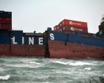 “德翔台北”货轮自3月10日起搁浅在新北市石门海域，25日船身断裂，船体重油外泄，附近海域遭污染。（中央社/提供）