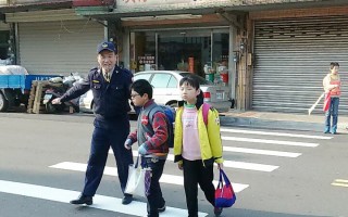 新竹县为保护学童安全，警方与学校配合，加强校园内外安全维护工作。（新竹县警察局）