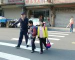 新竹县为保护学童安全，警方与学校配合，加强校园内外安全维护工作。（新竹县警察局提供）